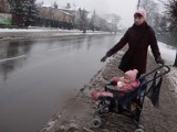 Autobus MZK w Skierniewicach ochlapał kobietę z dziećmi