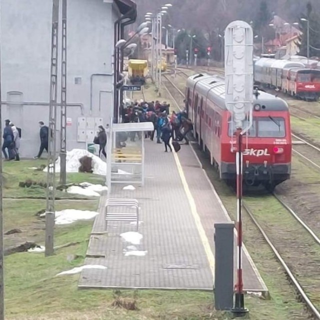 Pociągi będą omijały stację w Zagórzu, co zdaniem działaczy kolejowych wpłynie ujemnie na frekwencję