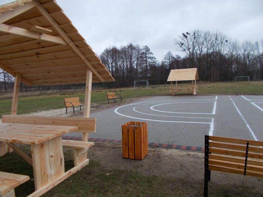 Nowe miejsce rekreacyjne w Kuźni. Mieszkańcy mogą pograć w szachy czy warcaby oraz doskonalić umiejętności poruszania się w ruchu drogowym