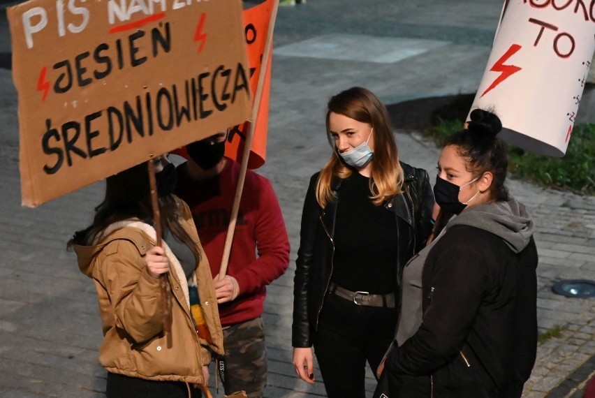 Protest kobiet w Starachowicach - największy od lat! Tłumy ludzi, mocne hasła i okrzyki [ZAPIS TRANSMISJI]