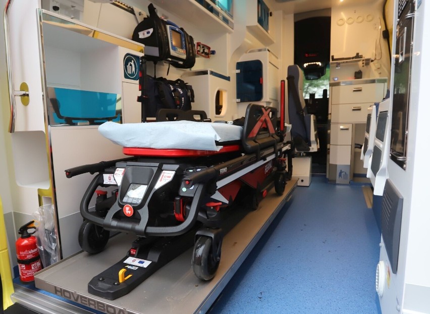 Nowa karetka specjalistyczna dla pogotowia w Radomiu. Ambulans jest przystosowany do przewozu otyłych pacjentów. Zobacz, jak wygląda