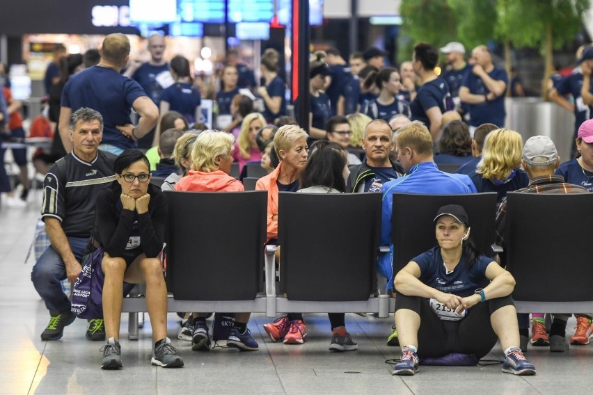 Skywayrun Gdańsk Airport 2019. Bieg nocny po płycie lotniska [zdjęcia]