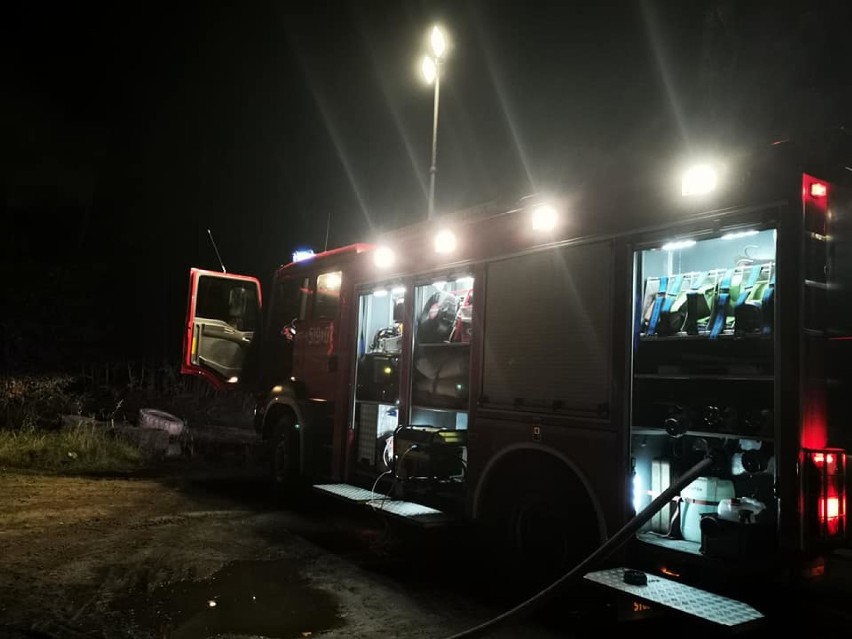 Gmina Kamieńsk. Pożar samochodu w lesie w Gałkowicach Nowych [ZDJĘCIA]