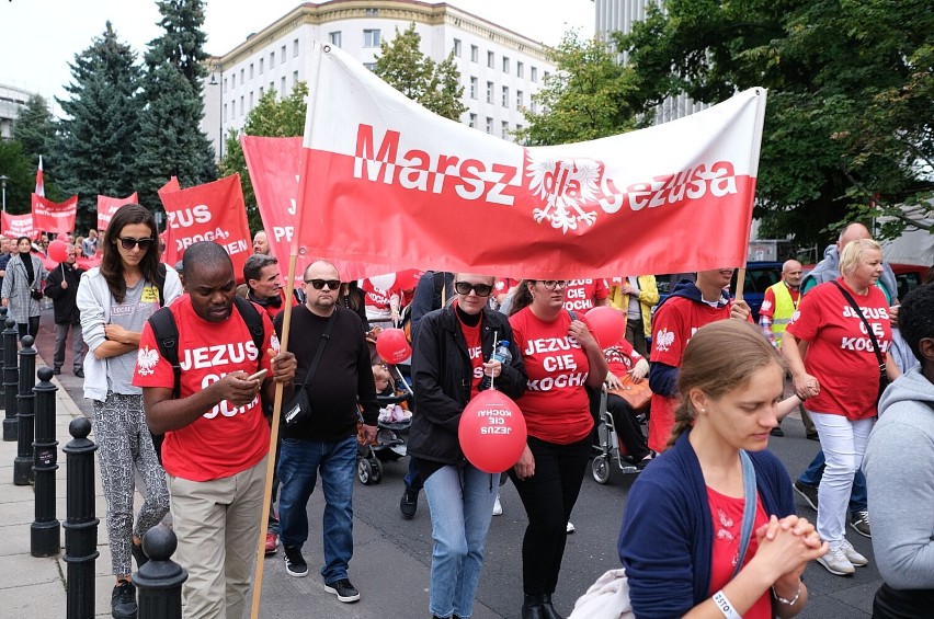 Ulicami Warszawy przeszedł Marsz dla Jezusa 2021. "On odmieni twoje życie"