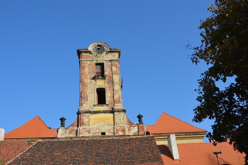 "Łysa" wieża zamkowa w Żarach. Drewniana kopuła doszczętnie...