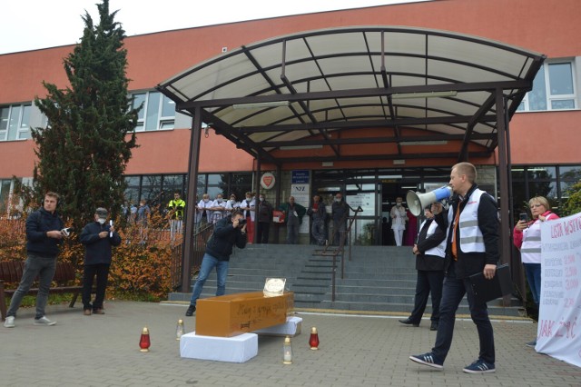 Happening przed Szpitalem Wojewódzkim im. Jana Pawła II w Bełchatowie.