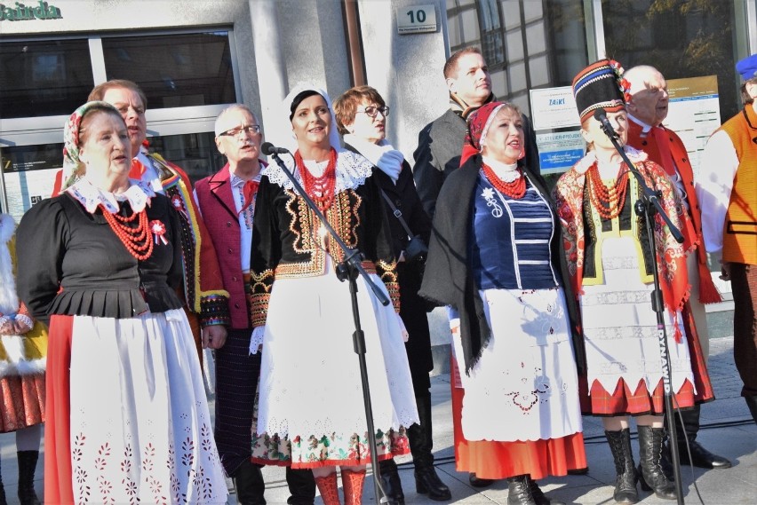 Z okazji Dnia Niepodległości zielonogórzanie wspólnie śpiewali pieśni patriotyczne przy filharmonii