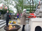 W Sandomierzu upamiętniono 76. rocznicę zakończenia II wojny światowej. Przed pomnikiem złożono kwiaty i zapalono znicze [ZDJĘCIA]