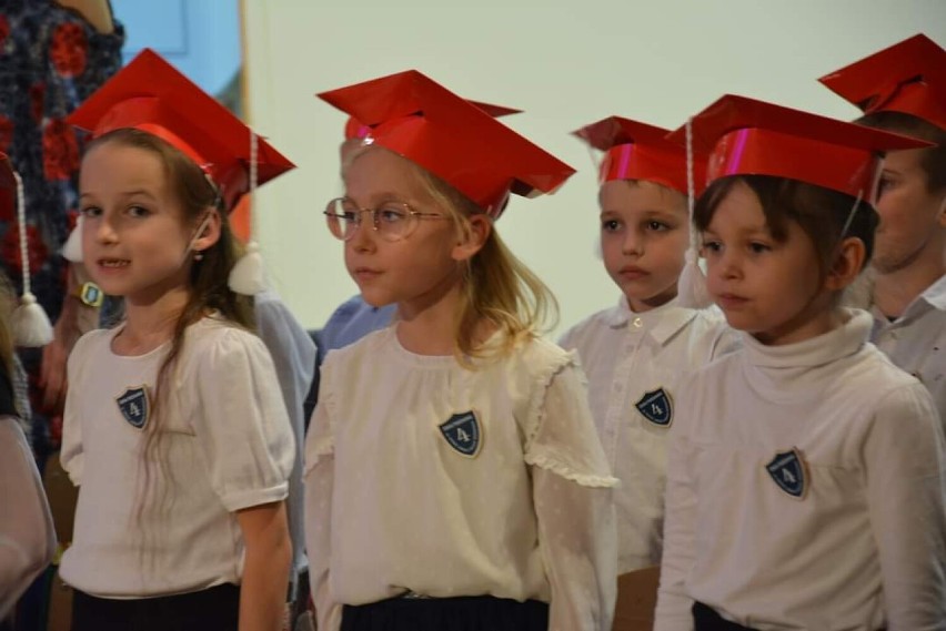 Kilkudziesięciu pierwszaków z podstawówki Królowej Jadwigi w Ostrowie Wielkopolskim uroczyście wstąpiło do szkolnej społeczności