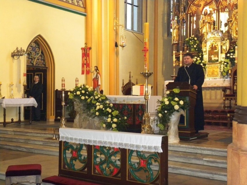 Artystów i gości powitał gospodarz parafii pw. Świętego...