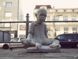 Odnalazła się rzeźba gdyńskiego Banksy'ego. Betonowy chłopiec jest na terenie Soho Factory na Pradze Południe w Warszawie?