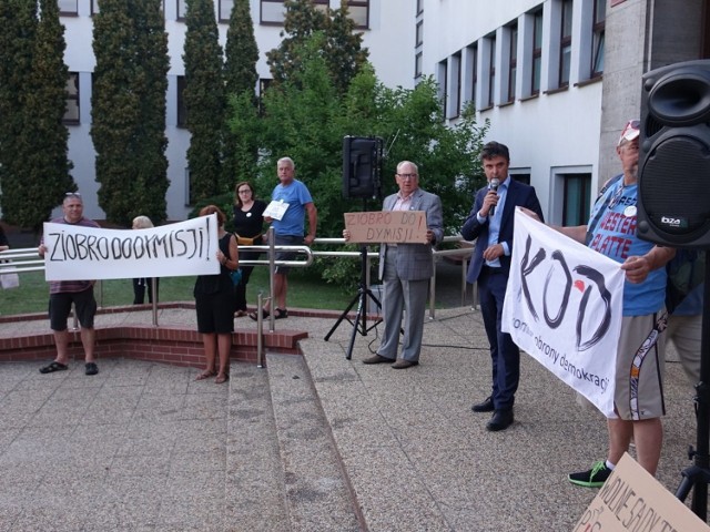 W niedzielę o godz. 20 przed budynkiem koszalińskiego Sądu Okręgowego zorganizowany protest, na który przyszło ponad sto osób. Komitet Obrony Demokracji wraz z lokalnymi politykami i mieszkańcami Koszalina postanowili w ten sposób wyrazić swoje niezadowolenie wobec działań tzw. farmy trolli w Ministerstwie Sprawiedliwości. Protestujący wymieniali afery, które wypłynęły w czasie rządów PiS, wykrzykiwali hasła "Ziobro do dymisji", zachęcali do wzięcia udziału w wyborach. Był też akcent muzyczny. Dość niespodziewanie dla zebranych radny miejski Błażej Papiernik wykonał piosenkę "Wind Of Change" z repertuaru zespołu Scorpions. Zebrani zapalili latarki w telefonach komórkowych i zapalniczki, złapali się za ręce.

