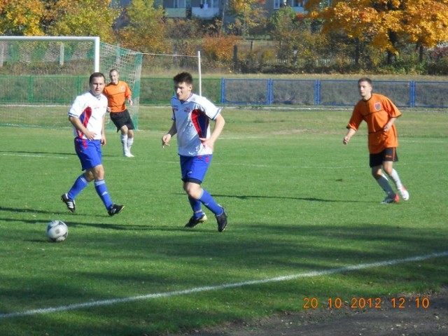 Piłkarze Kujawianki (pomarańczowe koszulki) w ubiegłym sezonie dwukrotnie pokonali Mień Lipno.