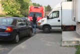 Parking przy hali Globus: Kierowcy nie chcą płacić. Parkują, gdzie popadnie