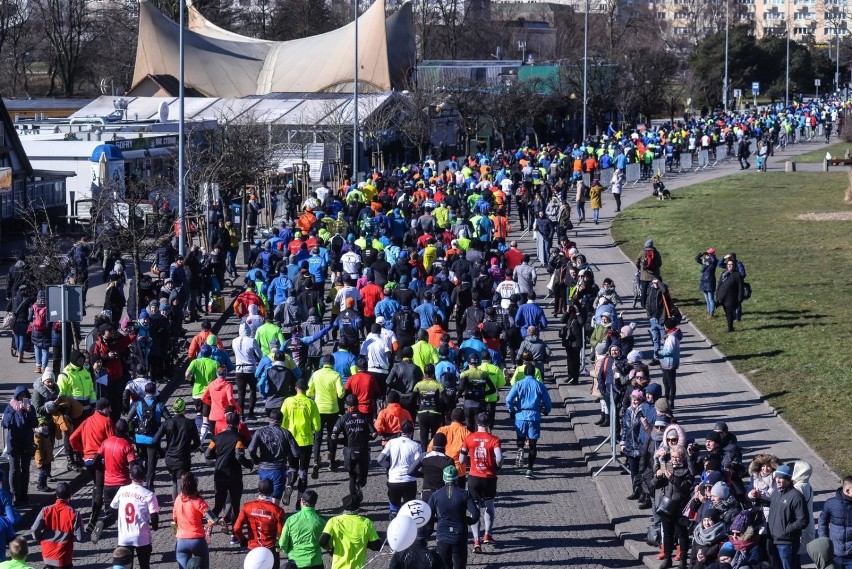 Onico Gdynia Półmaraton. Prawie 7 tys. biegaczy na mroźnym i wietrznym biegu w Gdyni [ZDJĘCIA, WYNIKI]