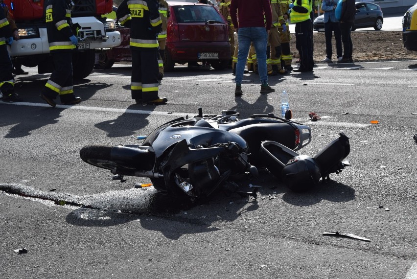Żydowo. Poważny wypadek z udziałem motocyklisty. Motocykl całkowicie rozbity! [FOTO]