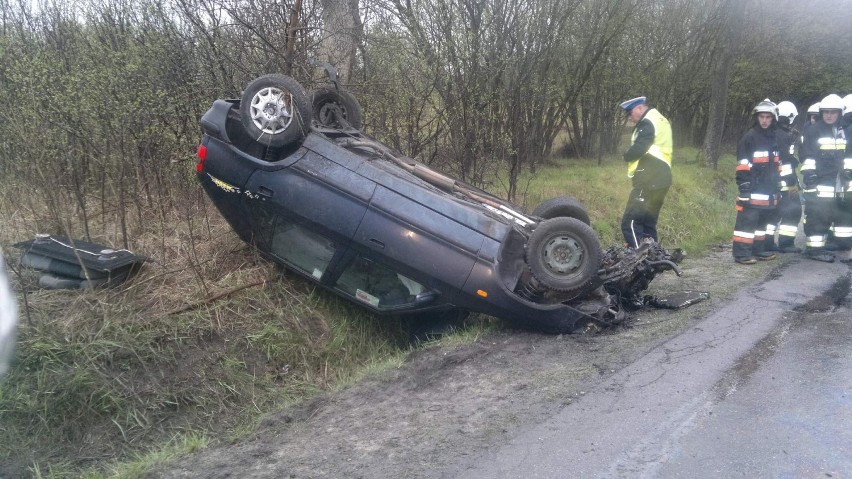 Wypadek w Podzamczu: Samochód dachował