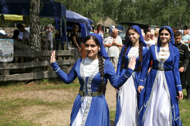 W niedzielę, 15 kwietnia „Dzień Tatarski” – wydarzenie obfitujące w atrakcje wiązane z kulturą tatarską na Zamku w Tykocinie.

Program:

11:00 – 13:00 –  Nauka i pokaz strzelania z łuku
11:00, 11:30, 12:00 – Nauka szermierki, historia wojskowości tatarskiej
13:00 – 13:45 – Występ Zespołu Taneczno-Wokalnego Buńczuk oraz nauka kroków tatarskich  
14:00 – 15:00 – Pokaz gotowania tatarskiego fast foodu z degustacją – Czebureki 

Podczas Tatarskiego dnia można będzie obejrzeć wystawę strojów tatarskich, zakupić drobny tatarski upominek, zrobić zdjęcie w przebraniu Tatarki i Tatara, nauczyć się tańca tatarskiego, porozmawiać na temat Kultury i Tradycji Tatarów w Polsce.
Tradycyjne tatarskie dania w restauracji zamkowej.