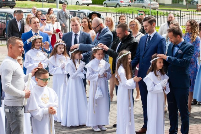 W Parafii św. Marka w Bydgoszczy w niedzielę (23 maja 2021 r.) odbyła się ostatnia w tym miesiącu uroczystość pierwszej komunii świętej. Ostatnia grupa dzieci przystąpi do sakramentu już po wakacjach, 12 września 2021 r.