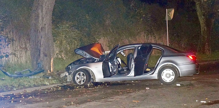 Wypadek BMW w Stargardzie. Jechało 5 osób, w wieku 17-19 lat. Pasażerka ciężko ranna. Za duża prędkość 