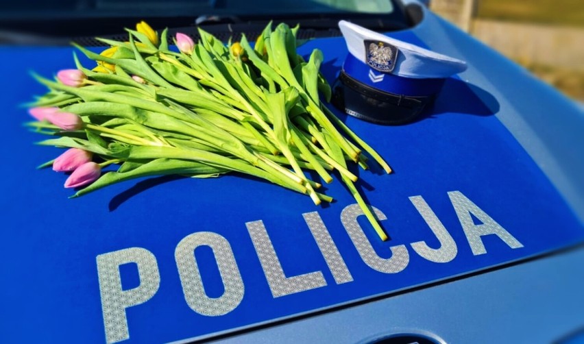 Policjanci z Radomska w Dniu Kobiet wręczali kwiaty...
