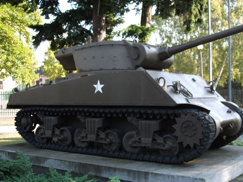 czołg Sherman jako pomnik stoi przed koszarami w Żaganiu...