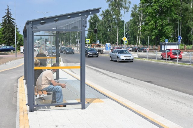 Na ulicy Zagnańskiej w czasie remontu przesunięto przystanki autobusowe i pasażerowie  mają dalej wracając z cmentarza.