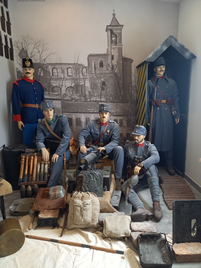 Izba Pamięci Grupy Rekonstrukcji Historycznej „Gorlice 1915” powiększyła się o nową salę. Warto zobaczyć nowe eksponaty.