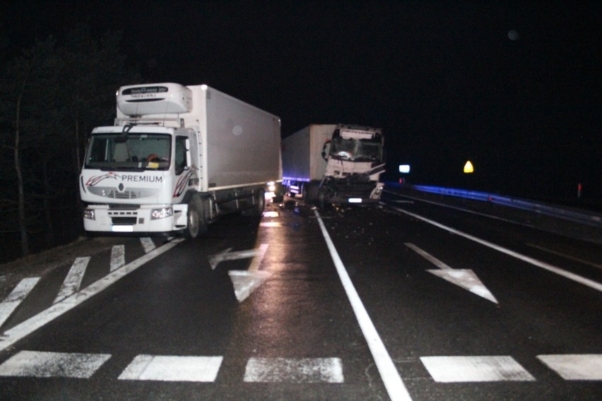 Bolesław. Dwa samochody ciężarowe zderzyły się na DK 94. Dwie osoby zostały ranne