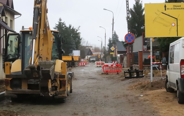 Na odcinku od Kwiatkowskiego ulica Biała została zamknięta dla ruchu samochodów. Wymieniona zostanie tu sieć kanalizacyjna.