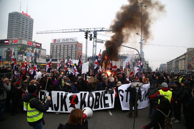 Czarny piątek: około godziny 16 rozpoczęła się manifestacja pod Sejmem. Tu dotarły osoby z poprzednich demonstracji z ulic: Świętokrzyskiej i Miodowej. Później skierowano się na rondo Dmowskiego, gdzie odpalono race.  O 18 demonstrujący mają dotrzeć pod siedzibę Prawa i Sprawiedliwości.