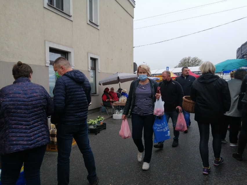 Deszczowa sobota na targowisku miejskim w Skierniewicach. Pogoda nie odstraszyła kupujących