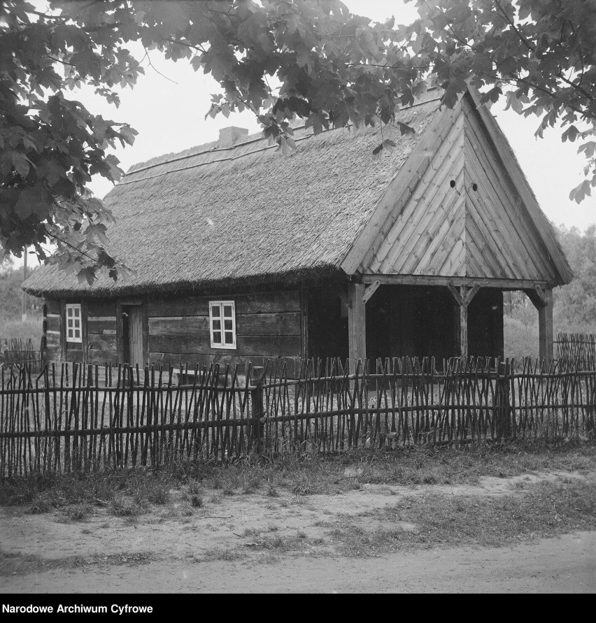 Drewniana chata sfotografowana w 1975 r. Mieściła się w niej...