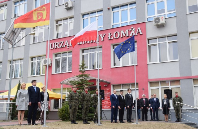 Nowa flaga Gminy Łomża została uroczyście podniesiona na maszcie