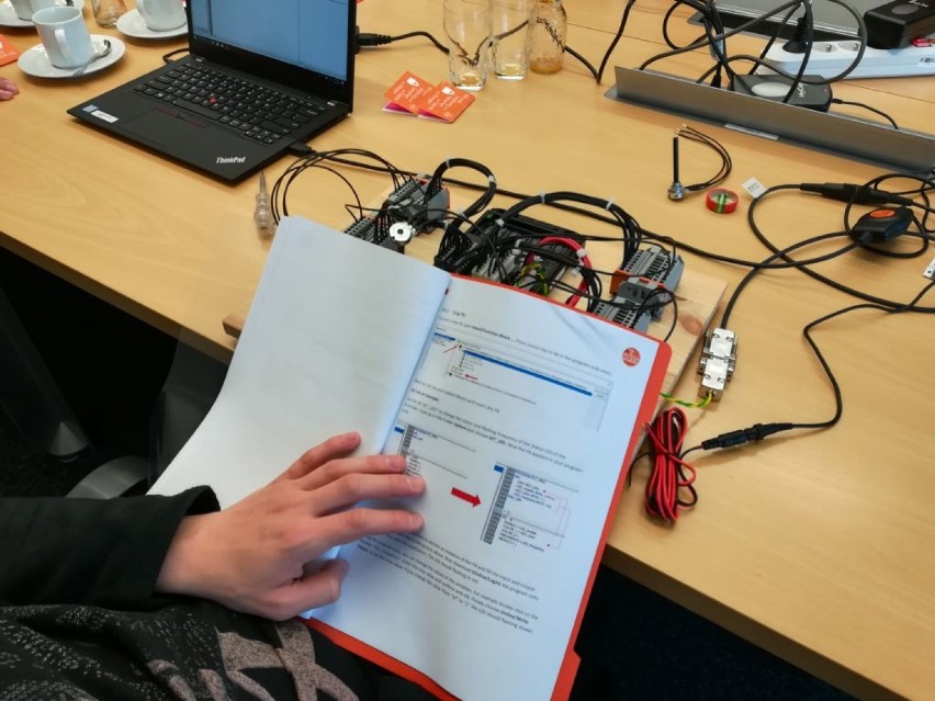 Staż elektroników z ZSE-E w Radomsku u światowego lidera w...