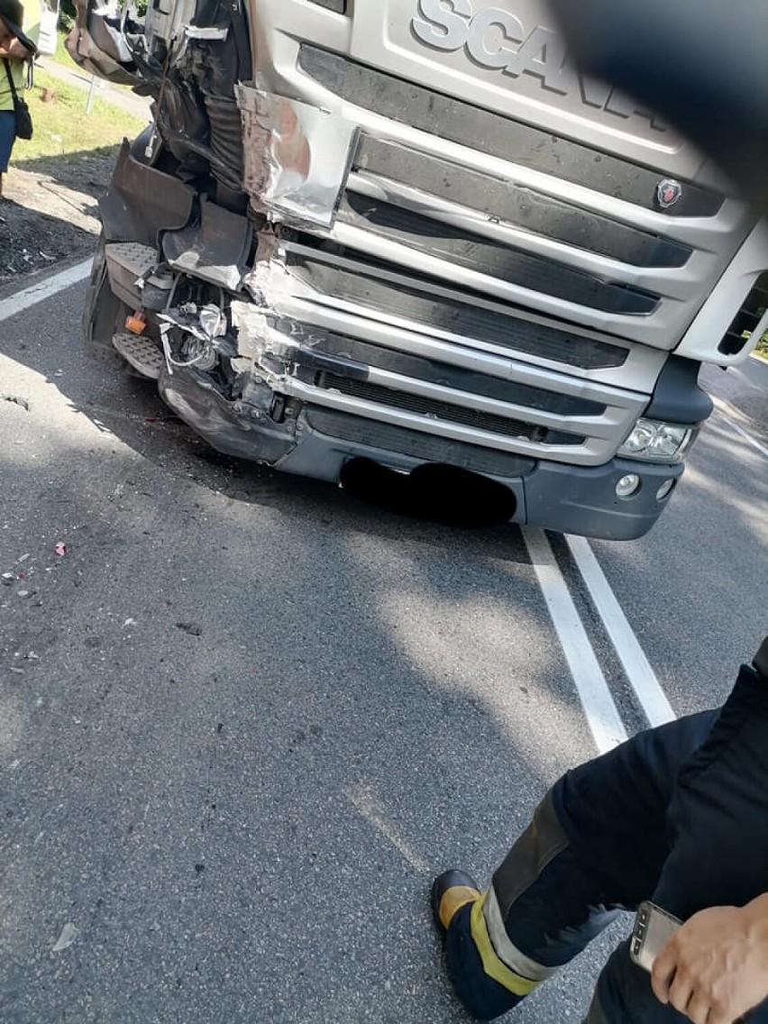 Wypadek na trasie Sztum - Kwidzyn. Samochód osobowy zderzył się z tirem, poszkodowany 16-letni pasażer przetransportowany do szpitala
