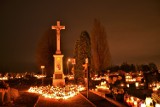 Wszystkich Świętych: Rybnickie cmentarze nocą - na Rudzkiej, Niedobczycach, Ligockiej Kuźni -ZDJĘCIA