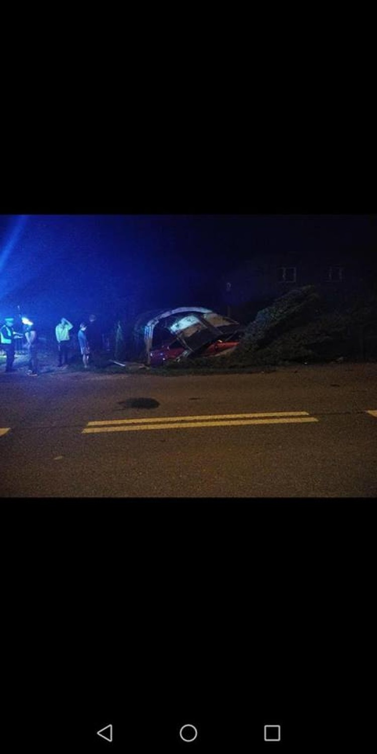 Wypadek w Skrbeńsku. Pijany kierowca uderzył w garaż [ZDJĘCIA]