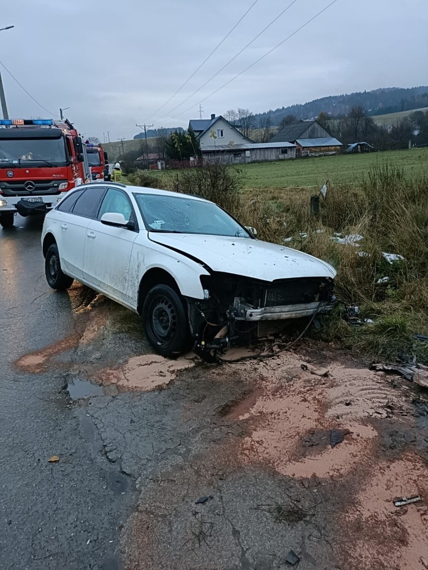 Wypadek w Łabowej. Kierowca rozbił audi tuż przy wjeździe na posesję