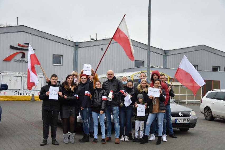 Święto Niepodległości w Nowym Tomyślu. Spontaniczny przejazd grupy patriotycznej, kwiaty złożone przy pomniku i flagi w całym mieście 