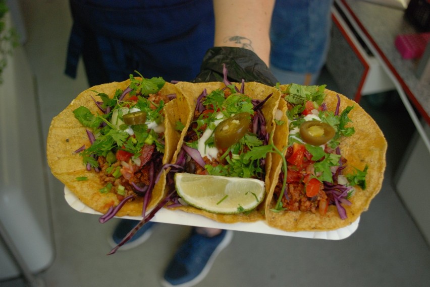 Przystanek Smaku w Białymstoku. Food trucki na placu przed Teatrem Dramatycznym [ZDJĘCIA]