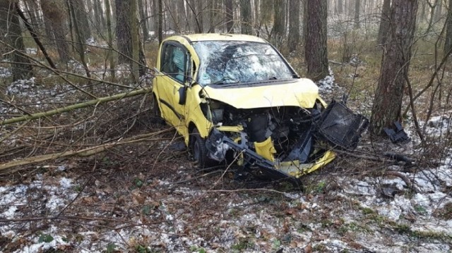 W środę, na drodze między Kołem a Barkowicami, peugeot 107 uderzył w drzewo. Kierowca wcześniej wpadł w poślizg i stracił panowanie nad pojazdem