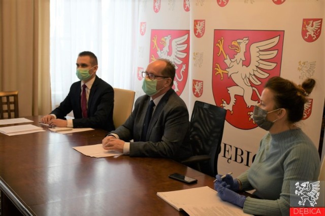 Podczas wideokonferencji władze Dębicy wyjaśniały belgijskim partnerom z Puurs ich wątpliwości.