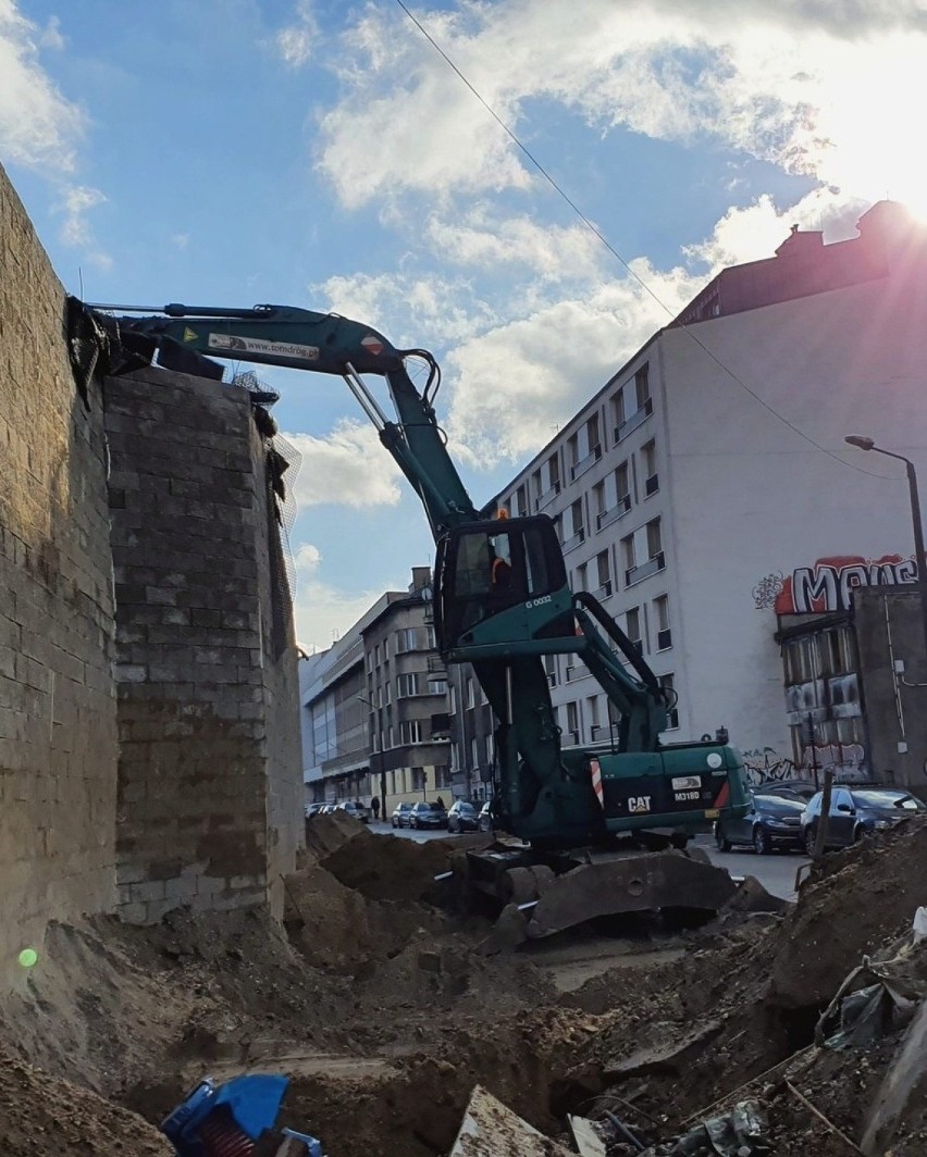 Kraków. Rośnie mur PKP między Kazimierzem a Grzegórzkami. Przy ulicy Halickiej pracują też archeolodzy [ZDJĘCIA]