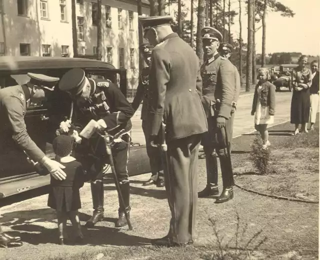 Peter Lex jako chłopiec wręcza kwiaty feldmarszałkowi Augustowi von Mackensen podczas jego wizyty w Bornem