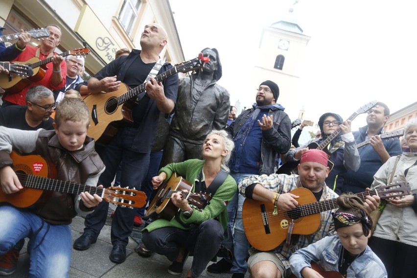 Koncert gitarzystów przed pomnikiem Tadeusza Nalepy w...