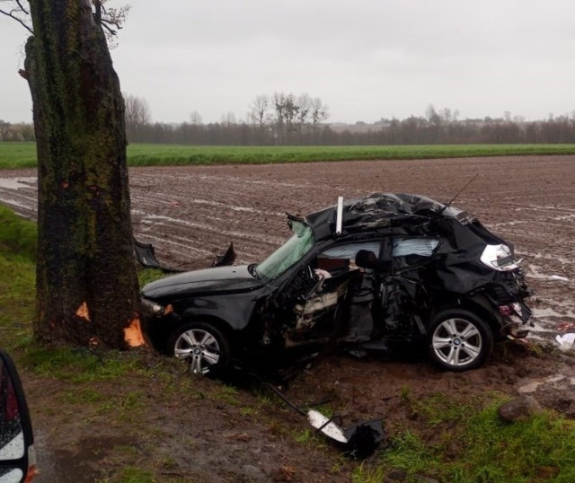 Tragiczny wypadek w Radominie. Samochód osobowy uderzył w drzewo. Jedna osoba nie żyje