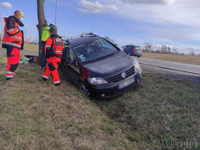 Na miejscu przebieg wypadku ustalają opolscy policjanci