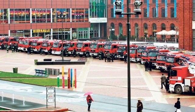 Na rynku Manufaktury pojawiły się wozy strażackie z całego województwa.