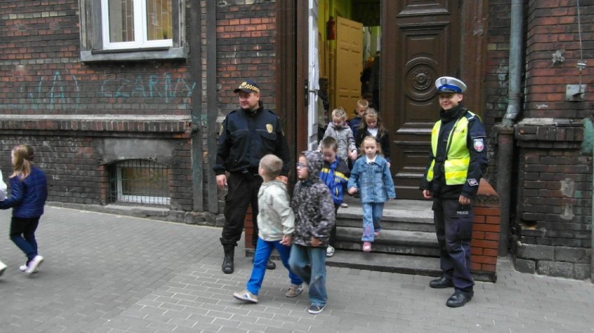 Bytom : Bezpieczna droga do szkoły 2014 - patrole policji i strażników miejskich